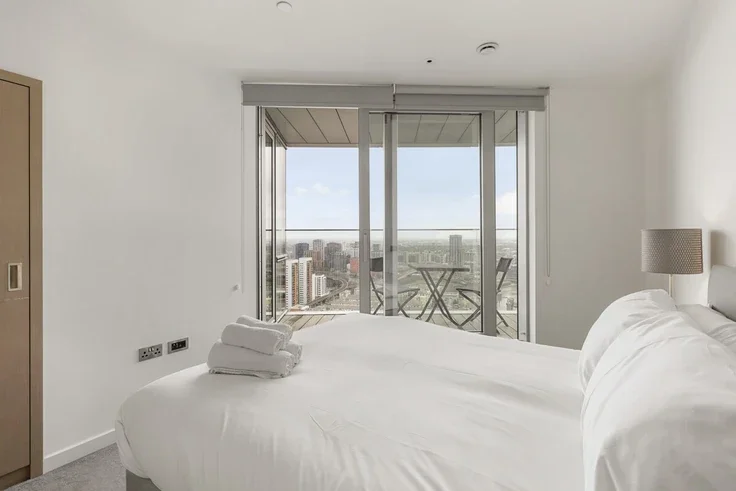 Flat Biscayne Avenue in Greater London