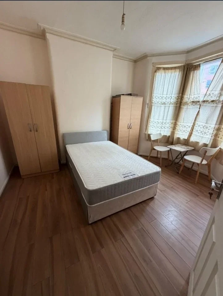 Room Mordaunt Road in Greater London