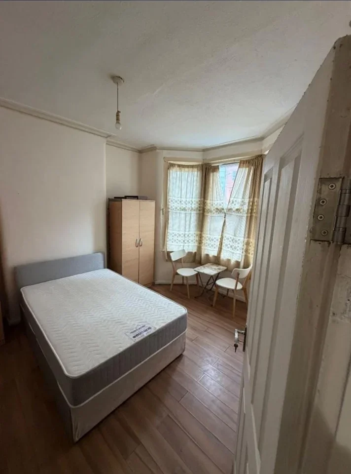 Room Mordaunt Road in Greater London