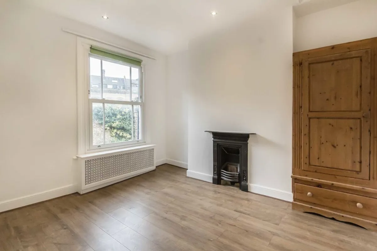 Flat Bellefields Road in Greater London