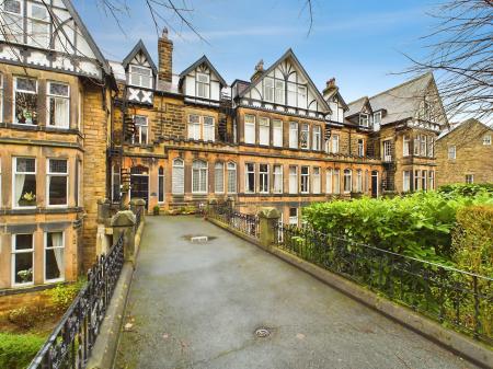 Flat Clarence Drive in Harrogate