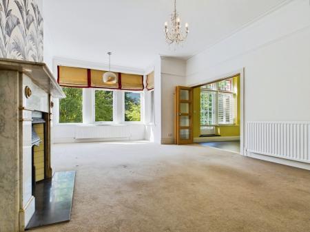 Flat Clarence Drive in Harrogate