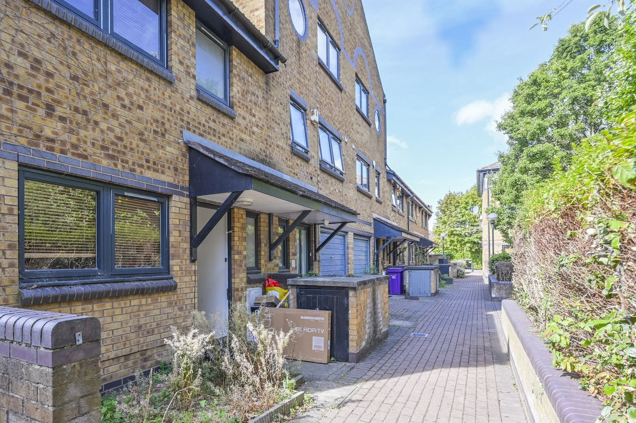 Flat Telegraph Place in Greater London