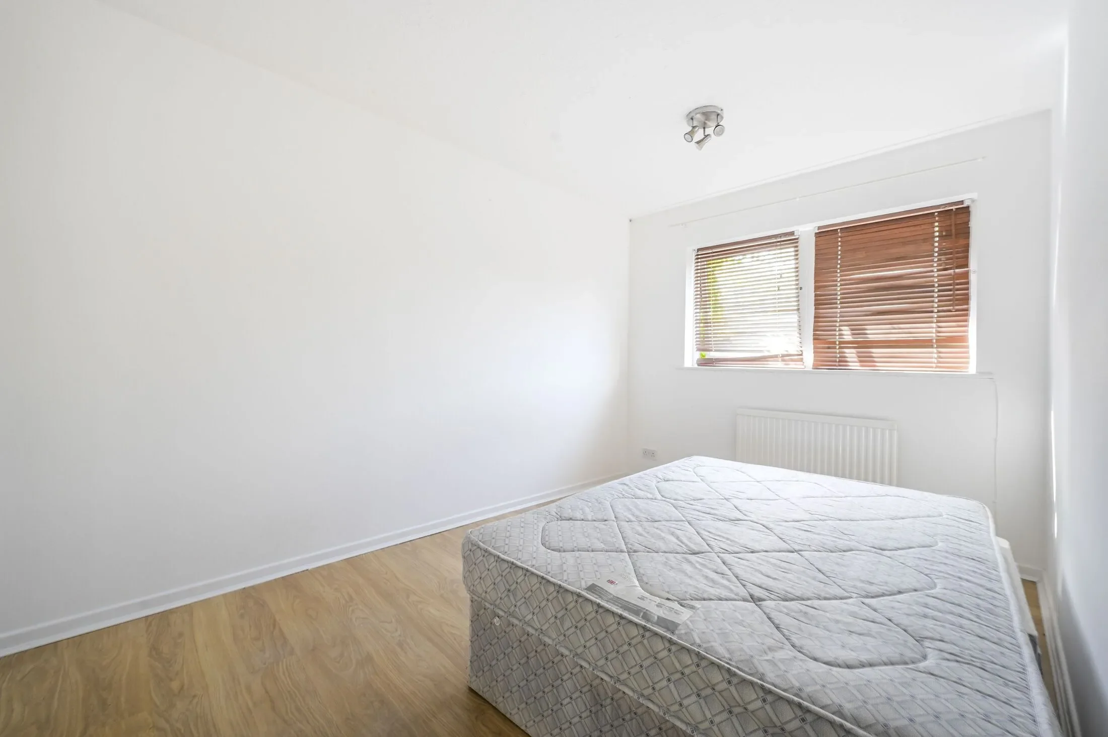 Flat Telegraph Place in Greater London