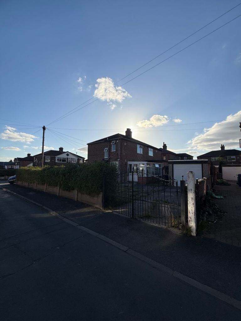 House Ringwood Avenue in Manchester