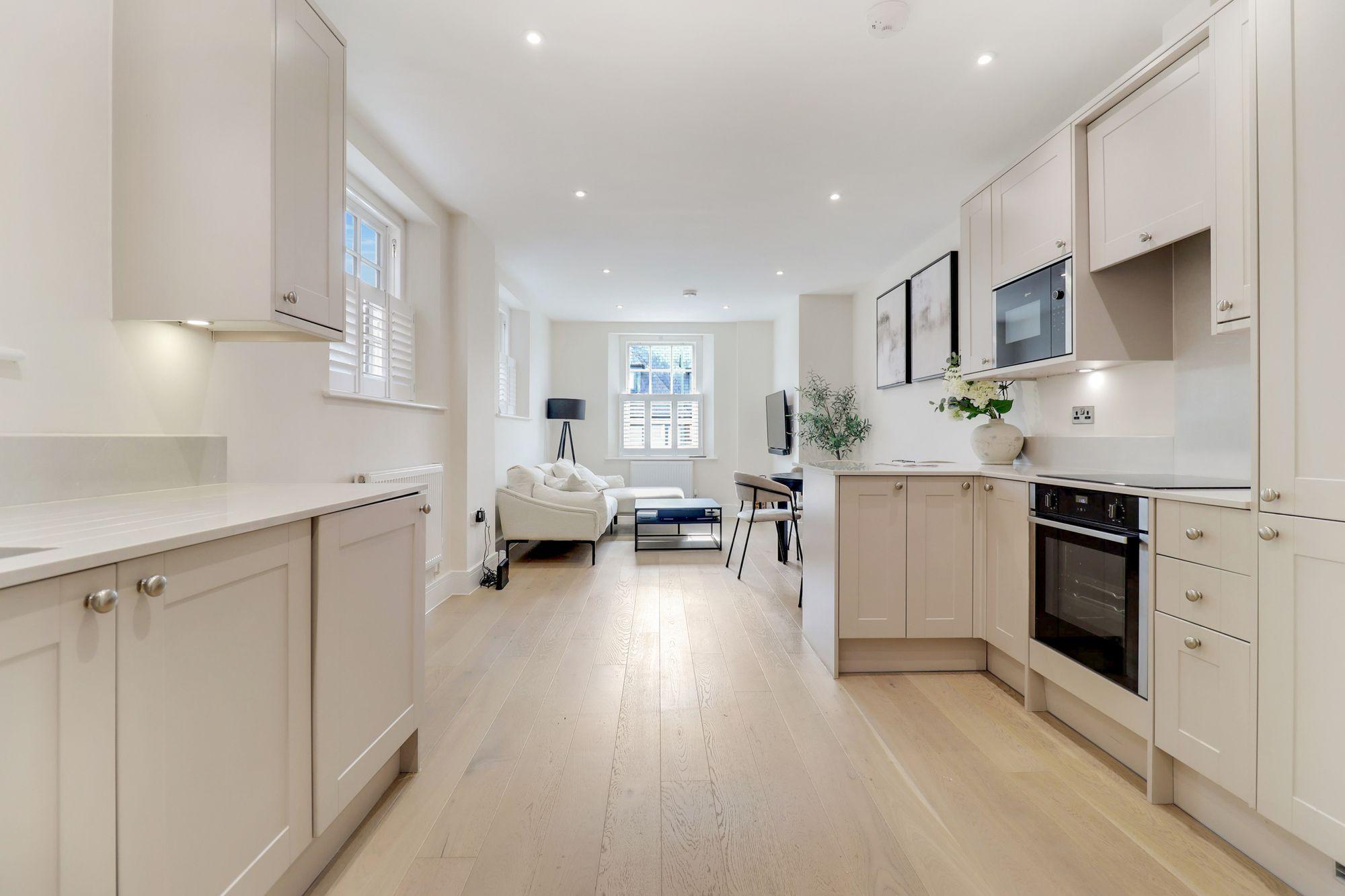 Flat Torrington Close in Elmbridge