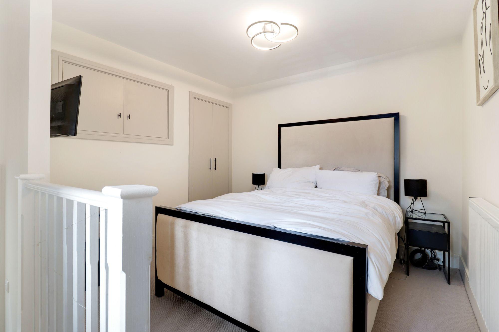 Flat Torrington Close in Elmbridge