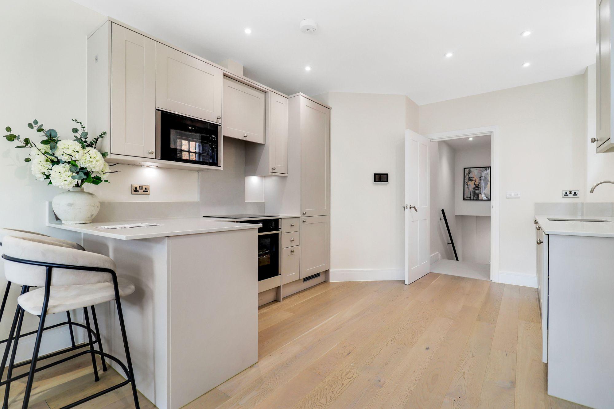 Flat Torrington Close in Elmbridge
