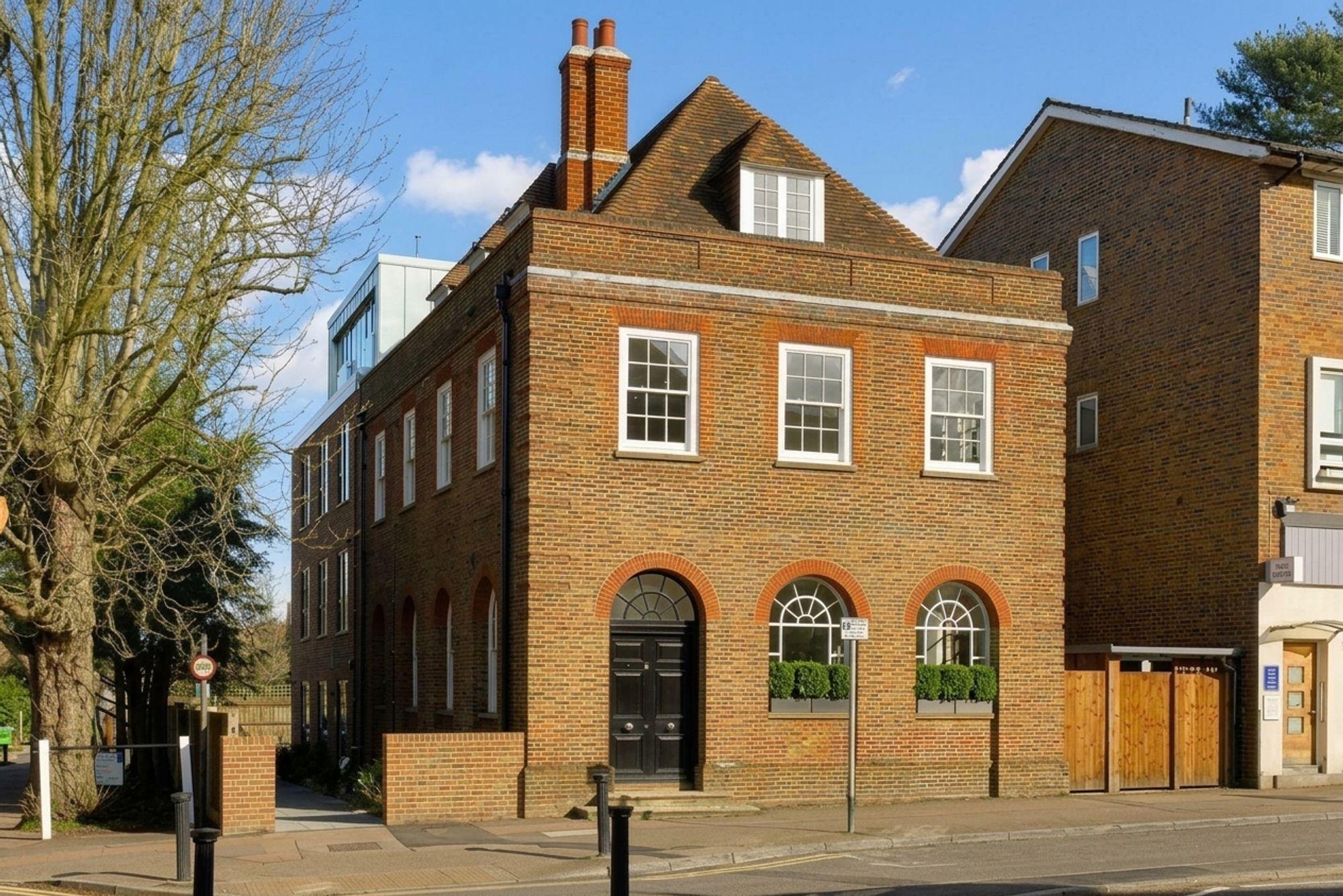 Flat Torrington Close in Elmbridge
