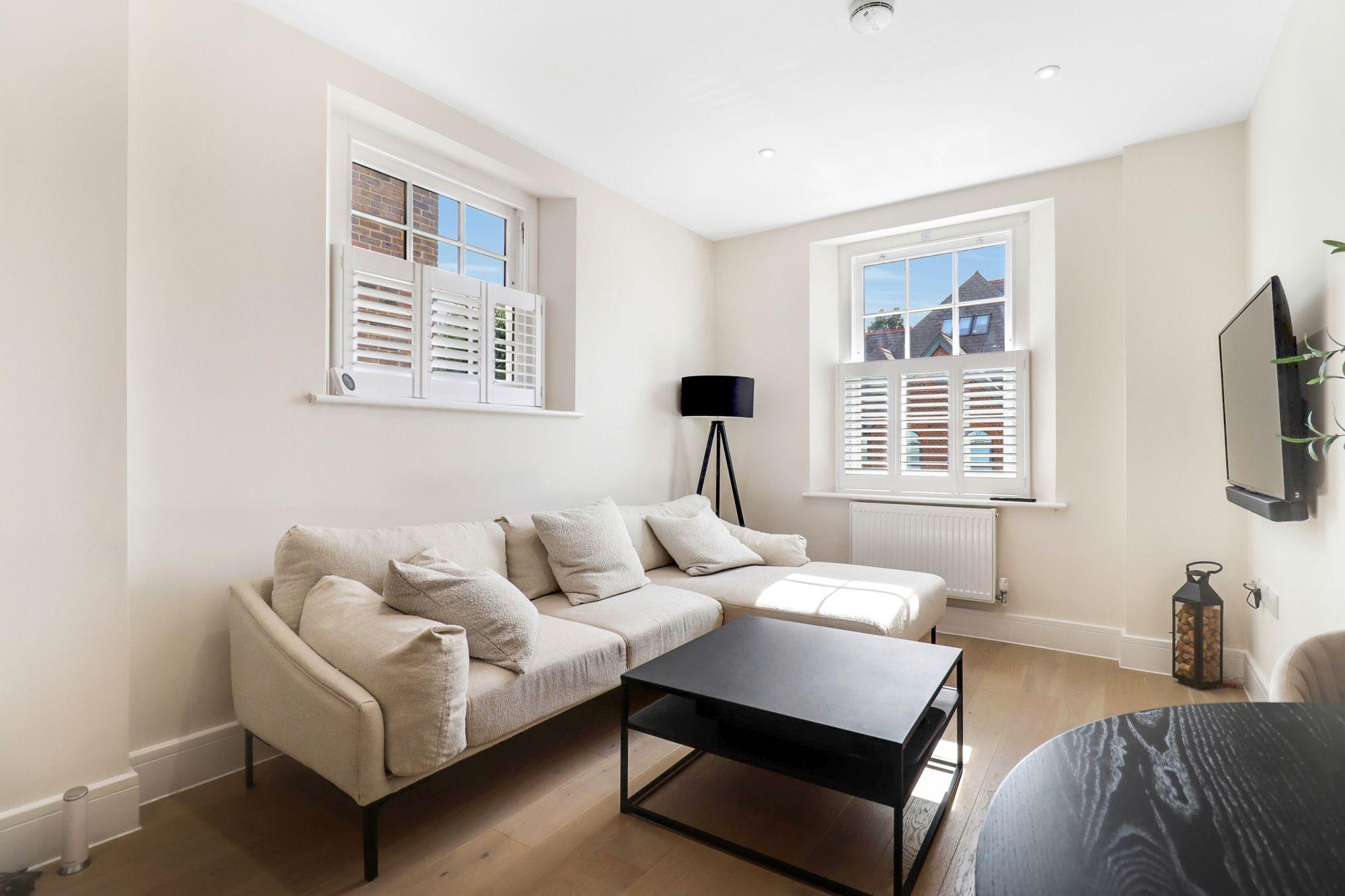 Flat Torrington Close in Elmbridge