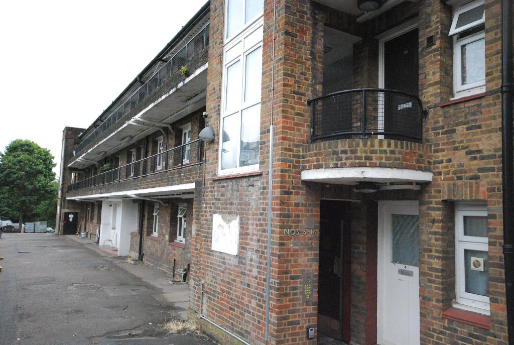 Flat Red Lion Hill in Greater London