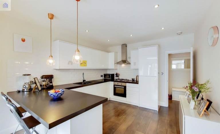 House Melrose Avenue in Greater London