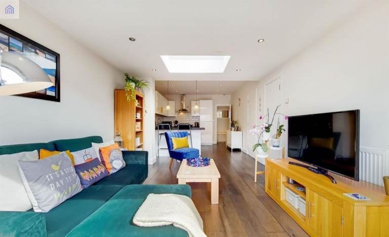 House Melrose Avenue in Greater London