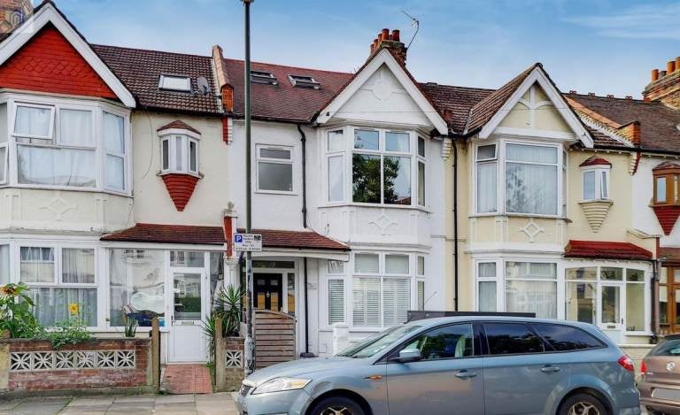 House Melrose Avenue in Greater London