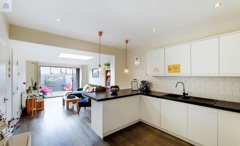 House Melrose Avenue in Greater London