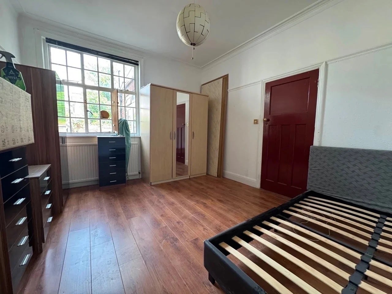 Flat Wyatt Park Road in Greater London