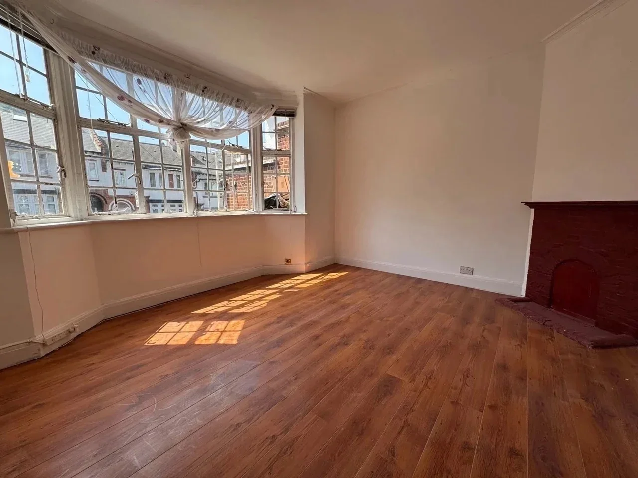 Flat Wyatt Park Road in Greater London