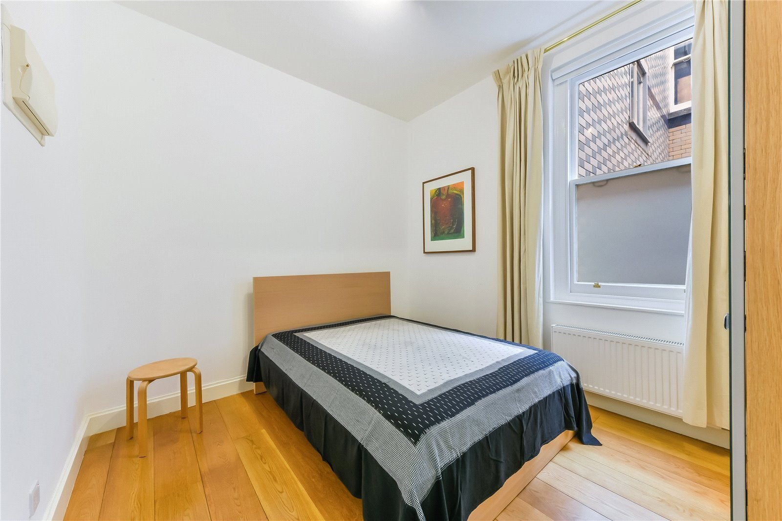 Flat Ridgmount Gardens in Greater London