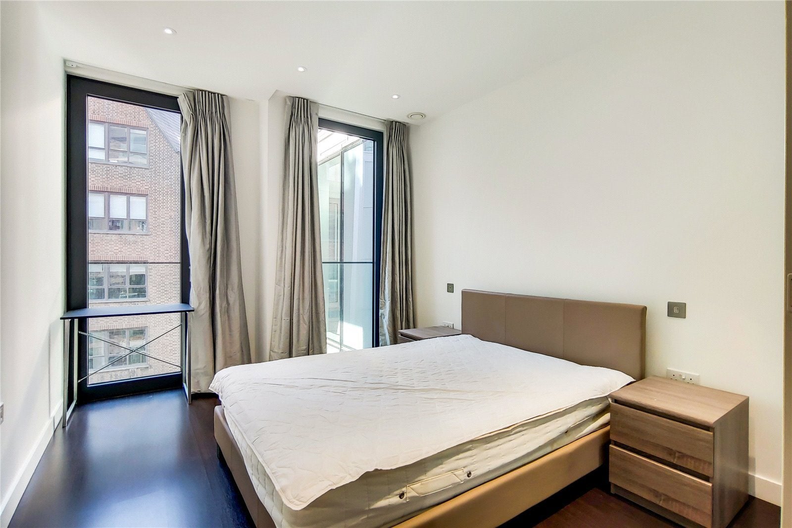 Flat Alie Street in Greater London