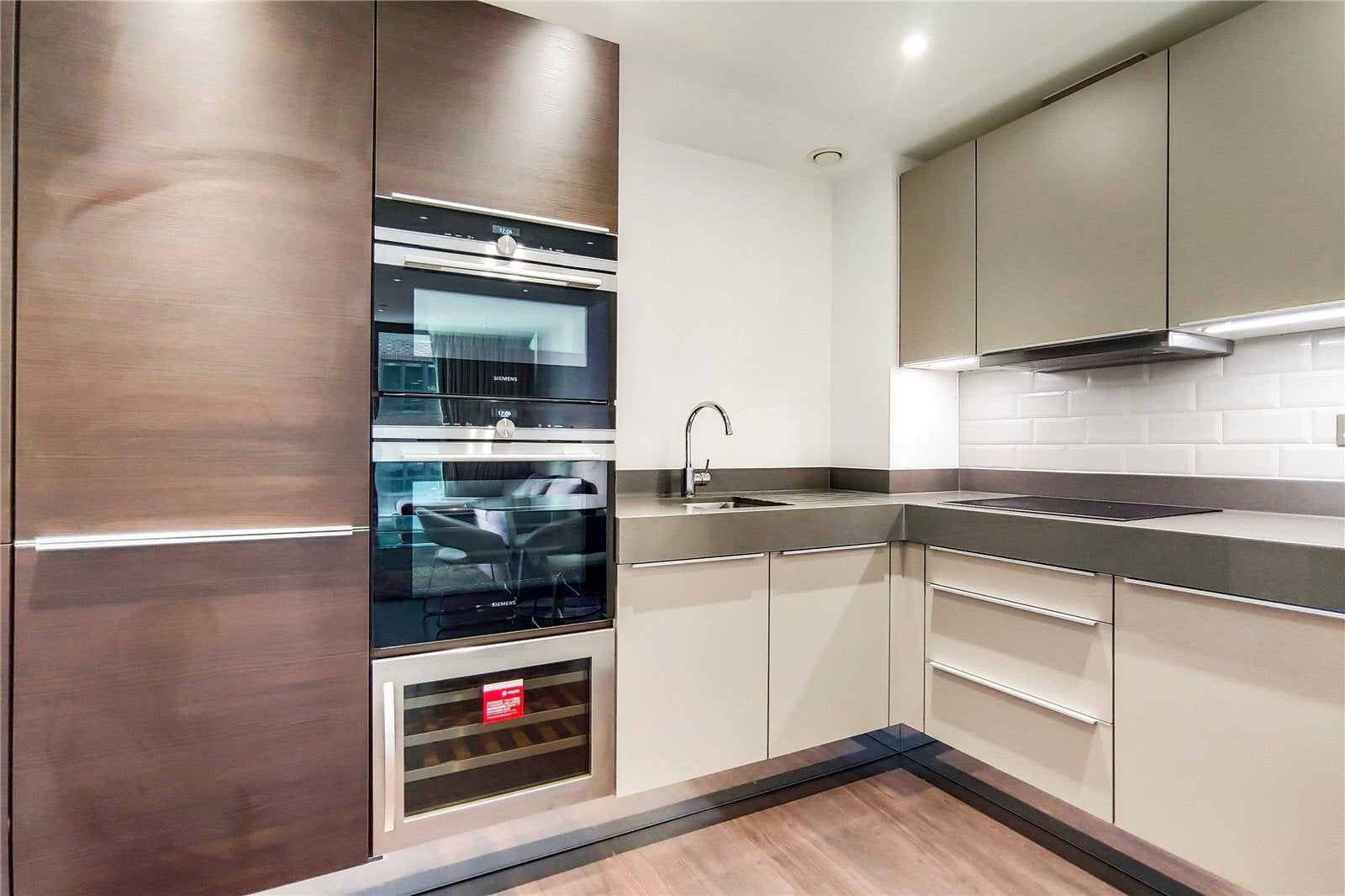 Flat Alie Street in Greater London