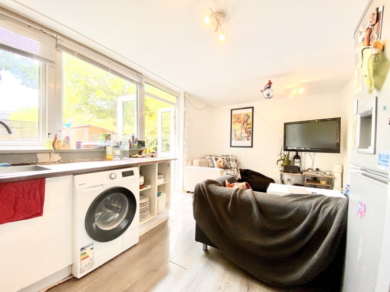Room Furley Road in Greater London