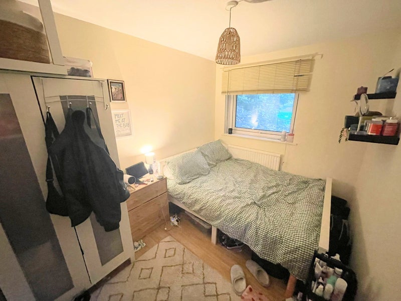 Room Furley Road in Greater London