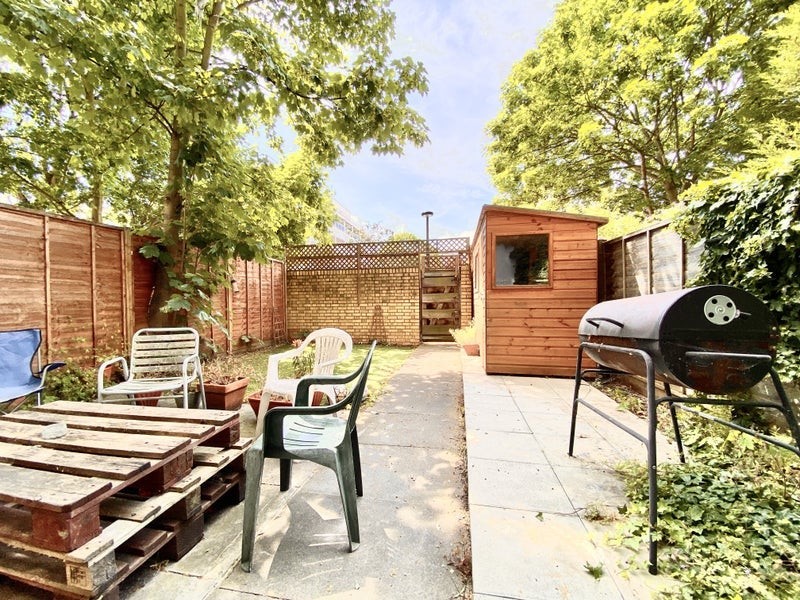 Room Furley Road in Greater London