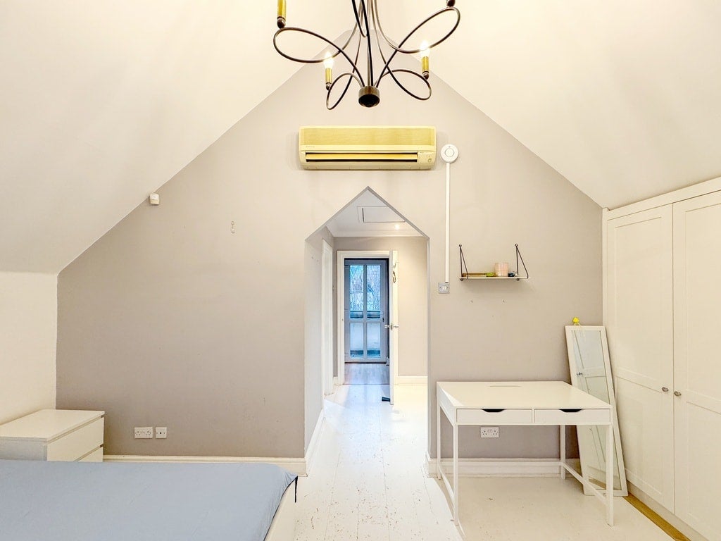 Room Ropemakers Fields in Greater London