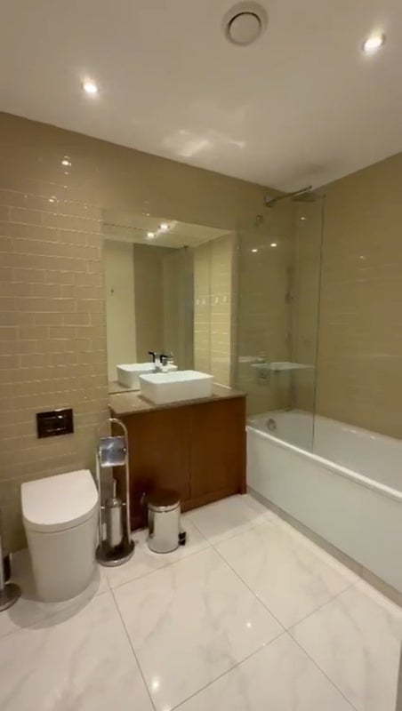 Room Lincoln Plaza in Greater London