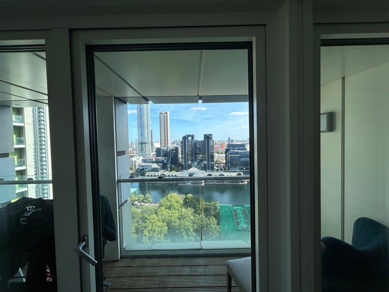 Flat Lincoln Plaza in Greater London