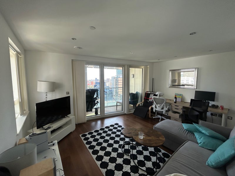 Flat Lincoln Plaza in Greater London