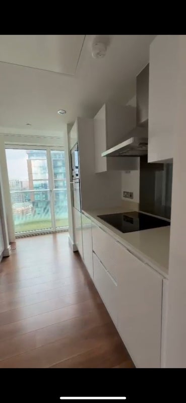 Room Lincoln Plaza in Greater London