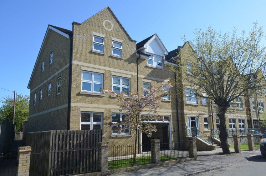 Flat Leacroft in Borough of Spelthorne