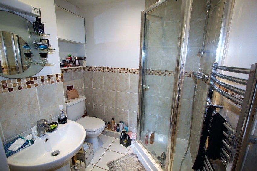Flat Leacroft in Borough of Spelthorne