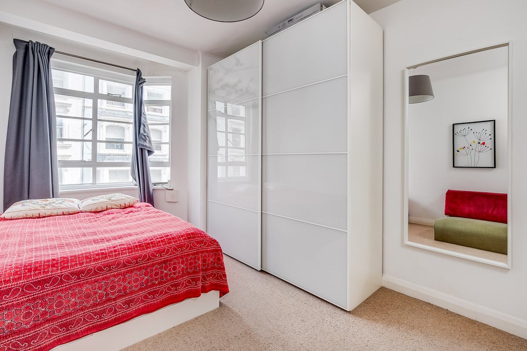 Flat Hatherley Grove in City of Westminster