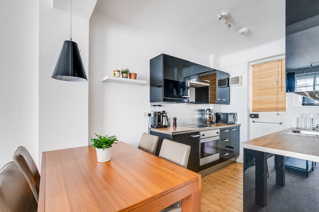 Flat Hatherley Grove in City of Westminster