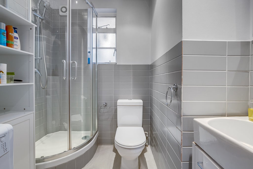 Flat Hatherley Grove in City of Westminster