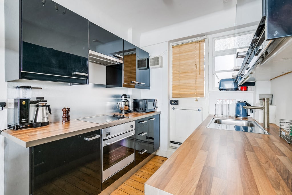 Flat Hatherley Grove in City of Westminster
