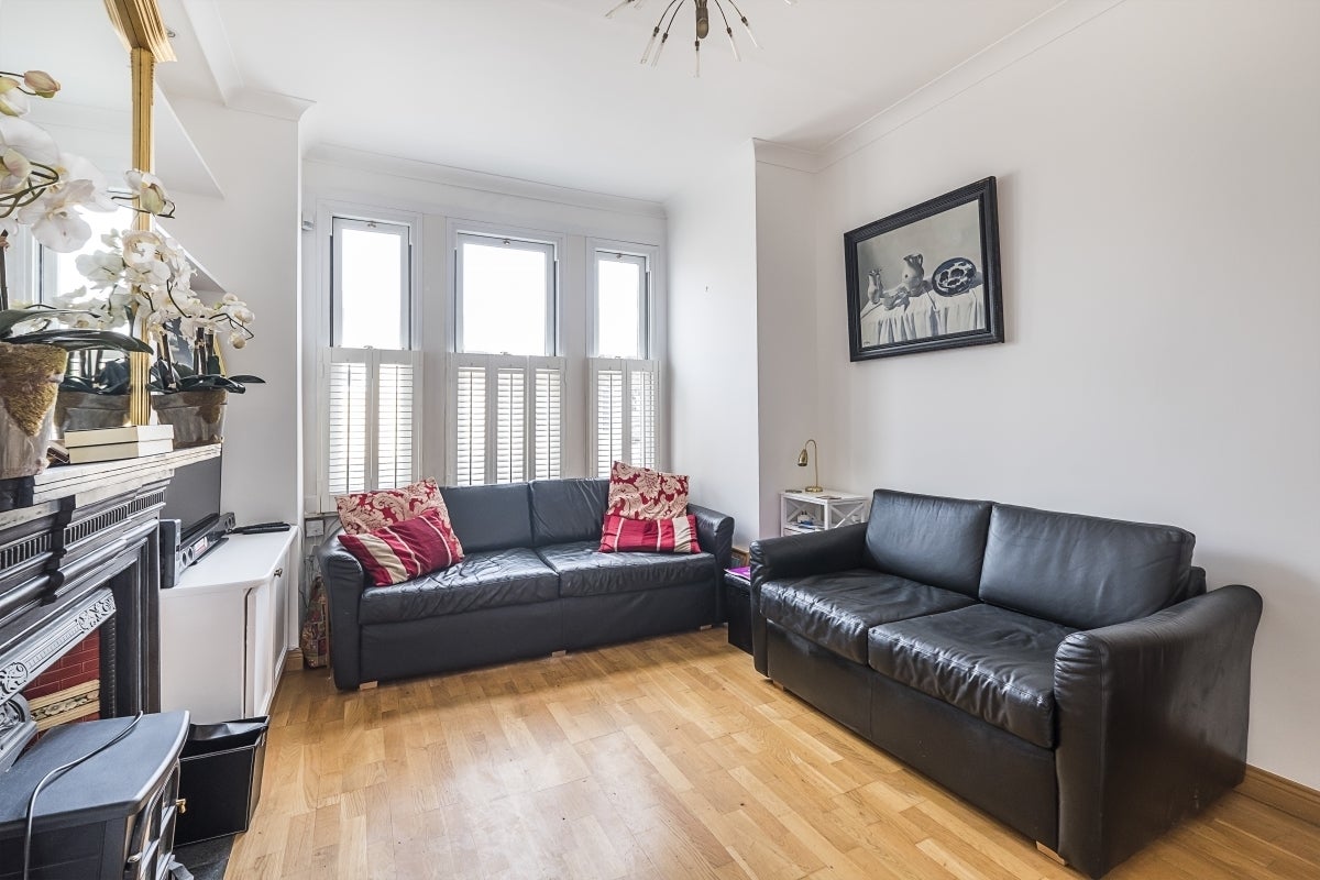 Flat Stephendale Road in Greater London