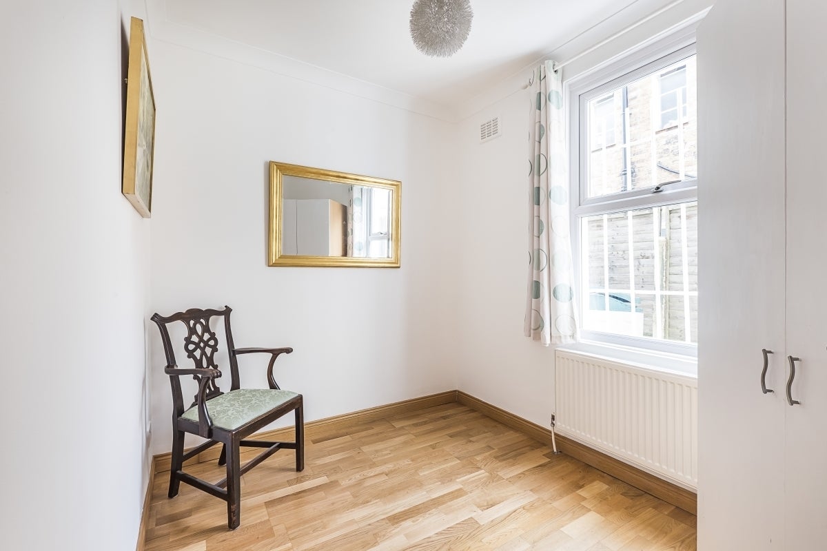 Flat Stephendale Road in Greater London