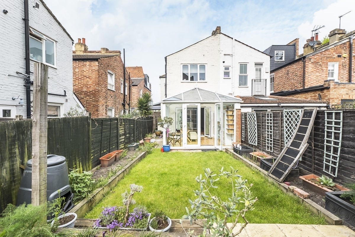 Flat Stephendale Road in Greater London