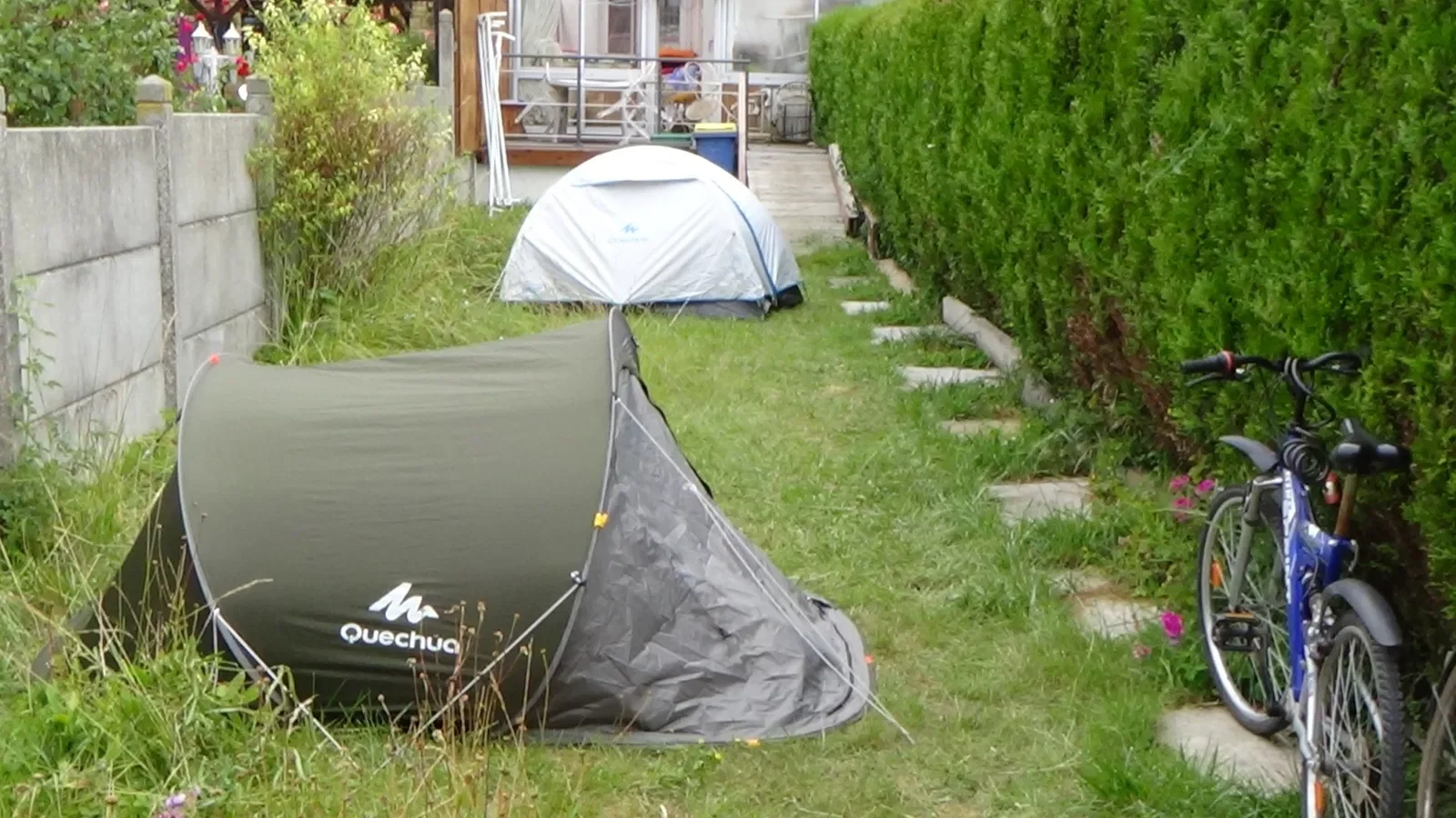 Room Piste cyclable dangereuse, étroite avec des bordures et des cédez le passage à chaque carrefour. in Arras