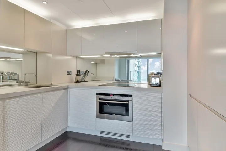 Flat Pan Peninsula Square in Greater London