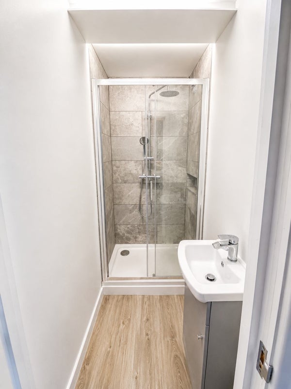Room Millender Walk in Greater London