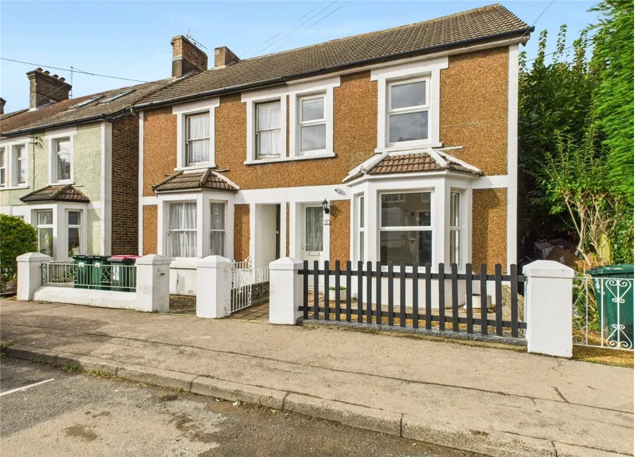 Flat Victoria Road in Crawley