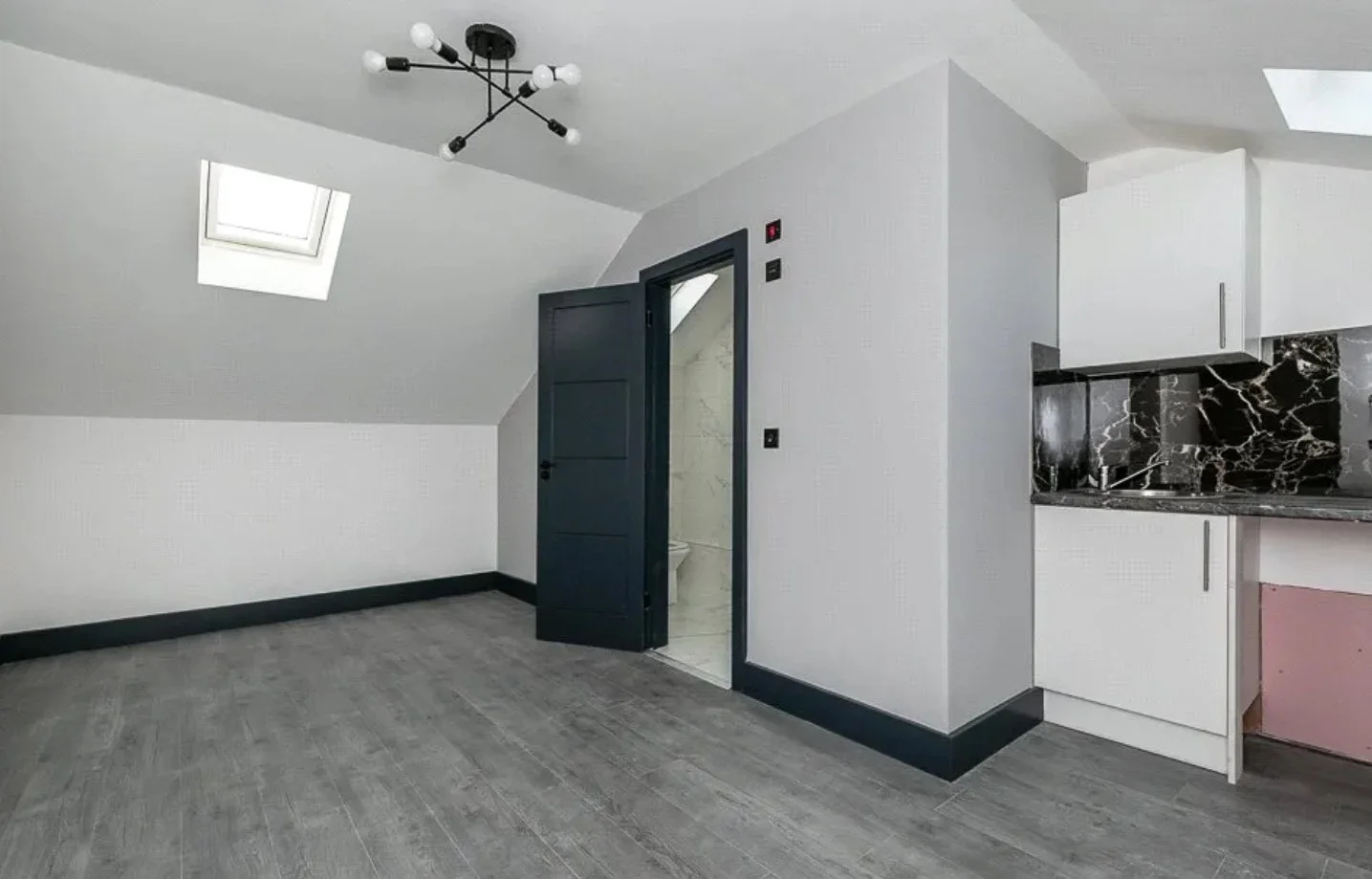 Flat Victoria Road in Crawley