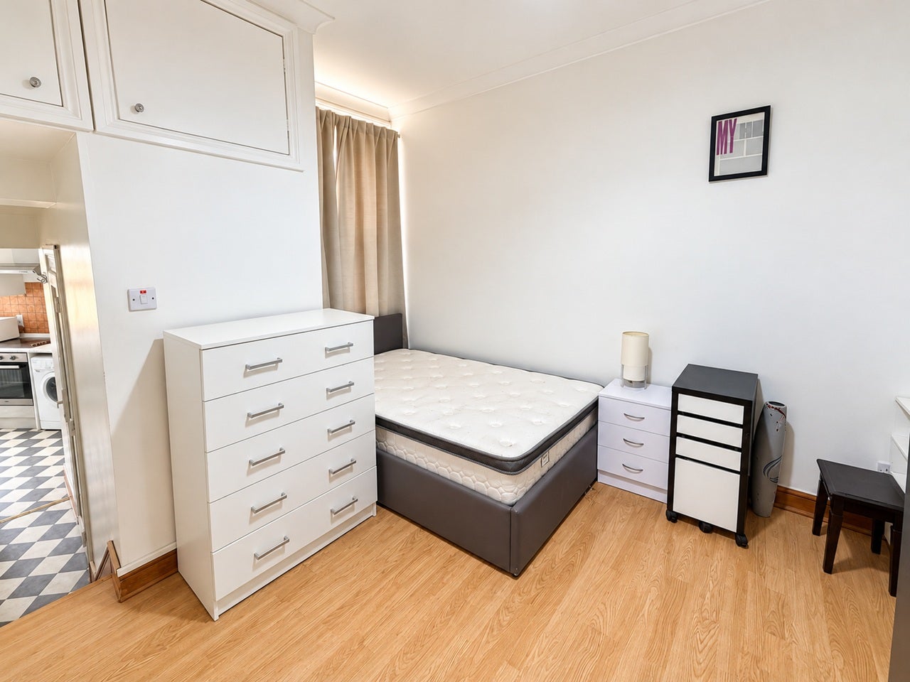 Flat Finchley Road in Greater London