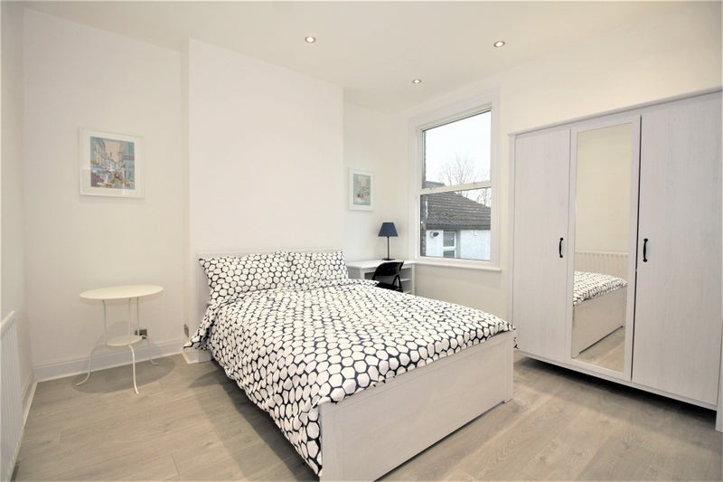 Room Brownhill Road in Greater London
