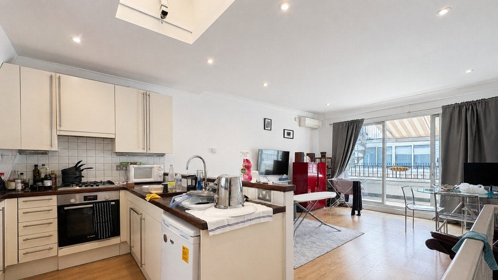 Flat Adam and Eve Mews in Greater London