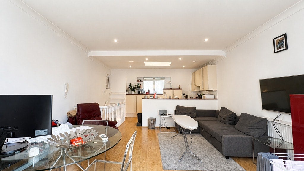 Flat Adam and Eve Mews in Greater London